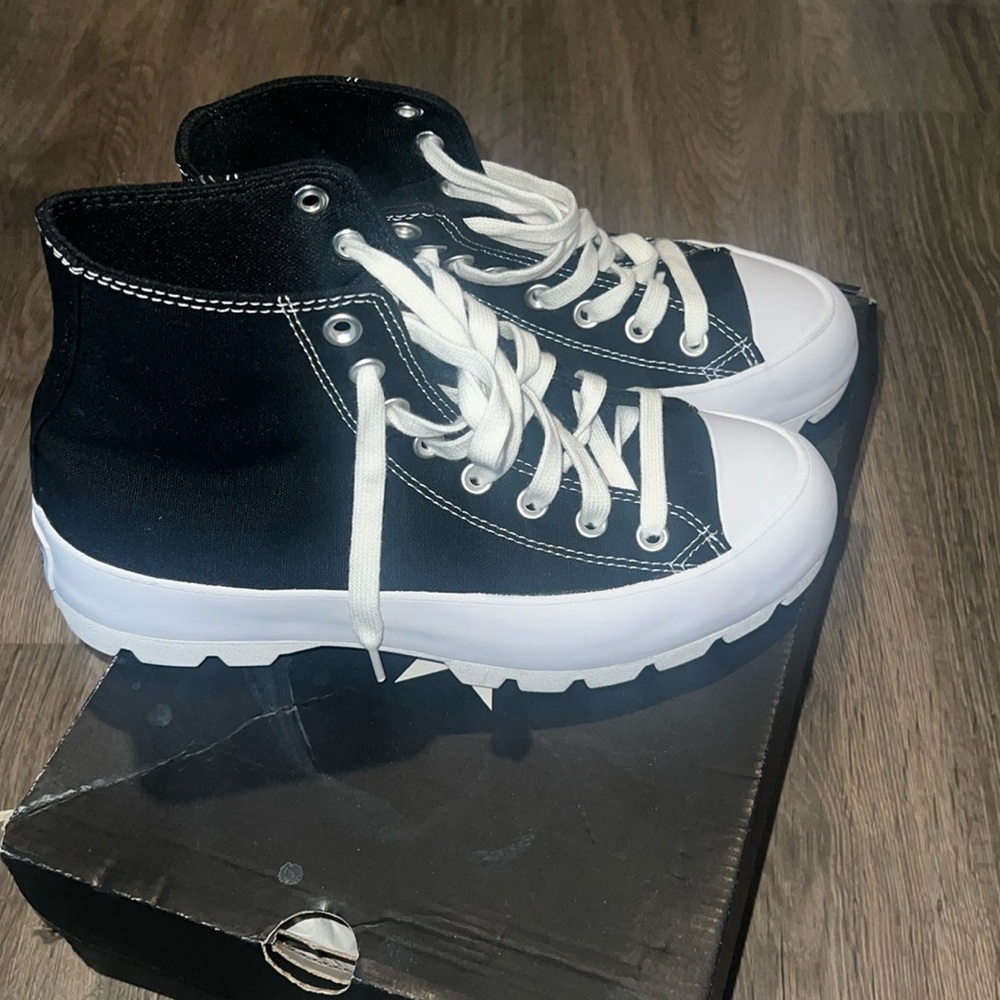 Women’s sneakers size size 8.5 good condition with box